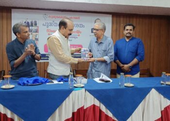 വിഷ്ണു അരവിന്ദ് രചിച്ച 'ഭാരതത്തിന്റെ  വിദേശനയം: മോദിയുടെ ഒരു ദശാബ്ദം 'എന്ന പുസ്തകം   ഡോ. വേണുഗോപാലമേനോന്‍  ജസ്റ്റിസ് എന്‍. നഗരേഷില്‍നിന്ന് ഏറ്റുവാങ്ങുന്നു.