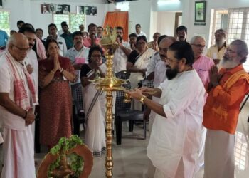 ചെങ്ങന്നൂരില് ചേര്ന്ന ശബരിമല അയ്യപ്പ സേവാ സമാജം പ്രാന്തീയ ചിന്തന് ബൈഠക്ക് അക്കീരമണ് കാളിദാസ ഭട്ടതിരിപ്പാട് ഉത്ഘാടനം ചെയ്യുന്നു