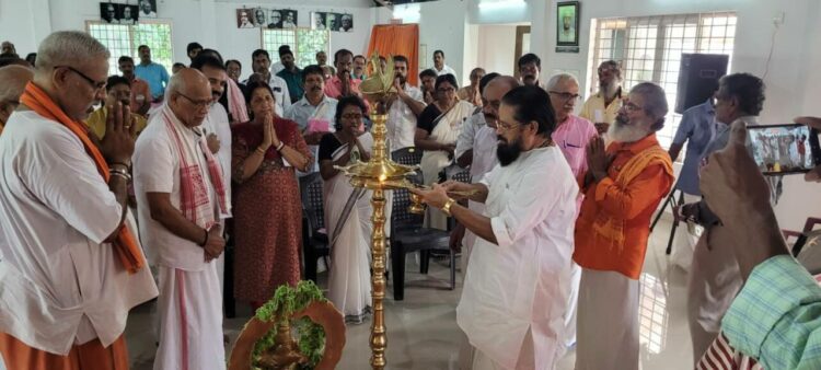 ചെങ്ങന്നൂരില്‍ ചേര്‍ന്ന ശബരിമല അയ്യപ്പ സേവാ സമാജം പ്രാന്തീയ ചിന്തന്‍ ബൈഠക്ക് അക്കീരമണ്‍ കാളിദാസ ഭട്ടതിരിപ്പാട് ഉത്ഘാടനം ചെയ്യുന്നു