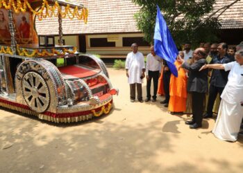 ചിന്മയമിഷന്റെ നേതൃത്വത്തില്‍ സംഘടിപ്പിക്കുന്ന ചിന്മയ ശങ്കരം 2024ന്റെ വിളംബരം കുറിച്ചുള്ള രഥയാത്ര പിറവം വെളിയനാട് ചിന്മയ അന്തര്‍ദേശീയ കേന്ദ്രത്തില്‍ ബംഗാള്‍ ഗവര്‍ണര്‍ ഡോ. സി.വി. ആനന്ദബോസ് ഫ്‌ളാഗ് ഓഫ് ചെയ്യുന്നു
