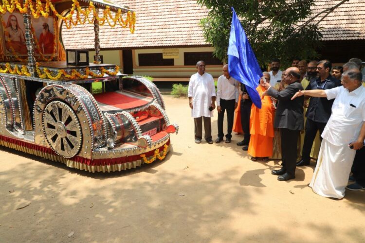 ചിന്മയമിഷന്റെ നേതൃത്വത്തില്‍ സംഘടിപ്പിക്കുന്ന ചിന്മയ ശങ്കരം 2024ന്റെ വിളംബരം കുറിച്ചുള്ള രഥയാത്ര പിറവം വെളിയനാട് ചിന്മയ അന്തര്‍ദേശീയ കേന്ദ്രത്തില്‍ ബംഗാള്‍ ഗവര്‍ണര്‍ ഡോ. സി.വി. ആനന്ദബോസ് ഫ്‌ളാഗ് ഓഫ് ചെയ്യുന്നു