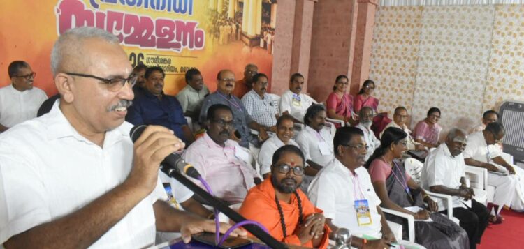 ഹിന്ദു ഐക്യവേദിയുടെ 21-ാമത് സംസ്ഥാന സമ്മേളനത്തിന്റെ ഭാഗമായി വൈക്കം ഗൗരീശങ്കരം ഓഡിറ്റോറിയത്തില് നടന്ന പ്രതിനിധി സമ്മേളനം ആര്എസ്എസ് ദക്ഷിണക്ഷേത്ര കാര്യവാഹ് എം. രാധാകൃഷ്ണന് ഉദ്ഘാടനം ചെയ്യുന്നു.