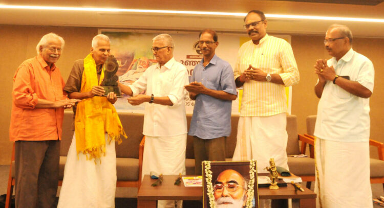 ബാലസാഹിതി പ്രകാശന്റെ കുഞ്ഞുണ്ണി പുരസ്‌കാരം കേസരി ഭവനില്‍ നടന്ന ചടങ്ങില്‍ പ്രൊഫ. കെ.പി. ശങ്കരന്‍ മലയത്ത് അപ്പുണ്ണിക്ക് സമര്‍പ്പിക്കുന്നു. പി.പി. ശ്രീധരനുണ്ണി, ഗോപി പുതുക്കോട്, ശ്രീശൈലം ഉണ്ണികൃഷ്ണന്‍, വി. ഹരികുമാര്‍ സമീപം