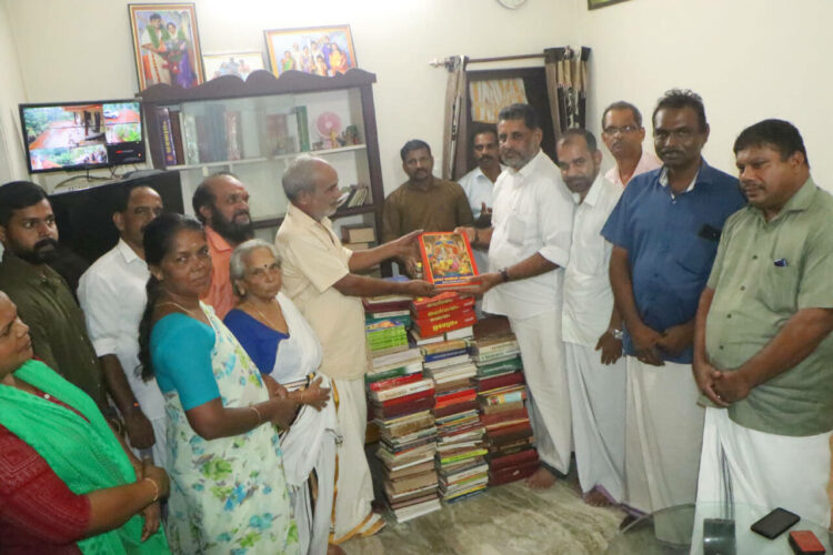 ആലപ്പുഴ ദീനദയാല്‍ ഭവനില്‍ ആരംഭിക്കുന്ന പി. പരമേശ്വര്‍ജി ഗ്രന്ഥശാലയിലേക്ക്  പി. പരമേശ്വര്‍ജിയുടെ കുടുംബാംഗങ്ങളായ മുഹമ്മ കൊച്ചനാകുളങ്ങര താമരശ്ശേരി കിഴക്കേ ഇല്ലത്തു ശ്രീഹരിലാല്‍,  ടി എന്‍. ഇന്ദിര അന്തര്‍ജ്ജനം, ടി.എന്‍. കൃഷ്ണകുമാര്‍  എന്നിവര്‍  പുസ്തകങ്ങള്‍ ബിജെപി ജില്ലാ പ്രസിഡന്റ്  എം.വി. ഗോപകുമാറിന് കൈമാറുന്നു