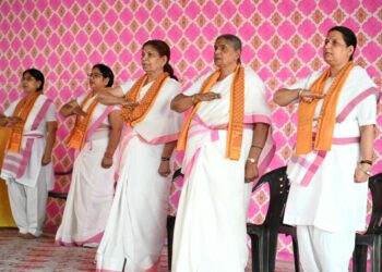 ജയ്പൂരില് രാഷ്ട്രസേവികാ സമിതി പ്രബോധ് വര്ഗിലെ പരിപാടിയില് പ്രമുഖ സഞ്ചാലിക ശാന്തക്ക, പ്രബോധ് വര്ഗ് അധികാരി നര്ബദ ഇന്ദൗരിയ, വര്ഗ് കാര്യവാഹ് സംഗീത ജംഗിദ് തുടങ്ങിയവര് പ്രാര്ത്ഥന ചൊല്ലുന്നു