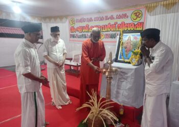 കരുനാഗപ്പള്ളി അമൃത വിദ്യാലയത്തില്‍ ആര്‍എസ്എസ്  പ്രാന്ത പ്രൗഢ ശിബിരത്തിന് തുടക്കം കുറിച്ച് സ്വാമി വേദാമൃതാനന്ദപുരി ദീപം തെളിയിക്കുന്നു