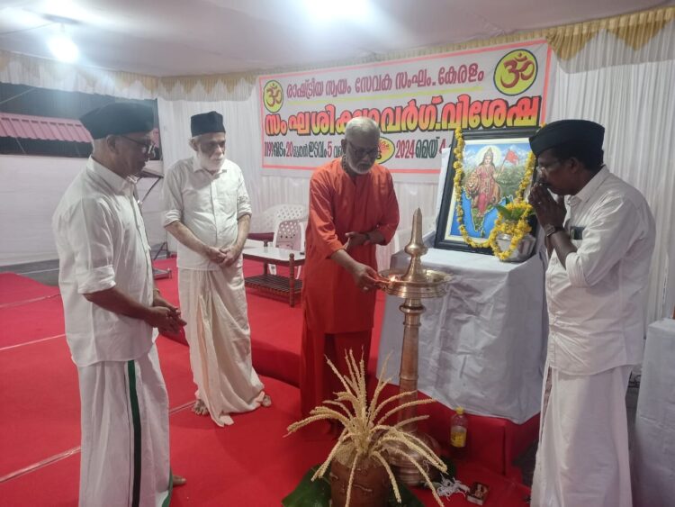 കരുനാഗപ്പള്ളി അമൃത വിദ്യാലയത്തില് ആര്എസ്എസ് പ്രാന്ത പ്രൗഢ ശിബിരത്തിന് തുടക്കം കുറിച്ച് സ്വാമി വേദാമൃതാനന്ദപുരി ദീപം തെളിയിക്കുന്നു