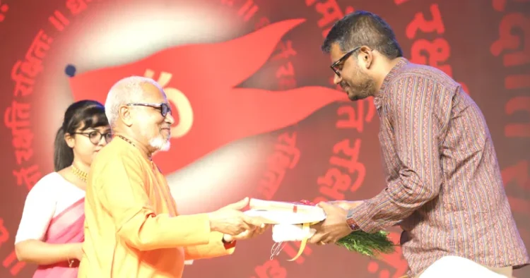 എറണാകുളത്ത് നടക്കുന്ന ചിന്മയ ശങ്കരത്തിന്റെ വേദിയില്‍ എത്തിയ അഡ്വ. ജെ. സായ് ദീപക്കിനെ ചിന്മയ മിഷന്‍ കേരള അധ്യക്ഷന്‍ സ്വാമി വിവിക്താനന്ദ സരസ്വതി സ്വീകരിക്കുന്നു.