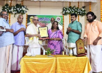 മാധവ്ജിയുടെ സ്മരണയ്ക്കായി തന്ത്രവിദ്യാപീഠം നല്കിവരുന്ന മാധവീയം പുരസ്കാരം എന്.എം. കദംബന് നമ്പൂതിരിപ്പാടിന് കാലടി ശ്രീ ശങ്കരാചാര്യ സംസ്കൃത സര്വകലാശാല വൈസ് ചാന്സലര് ഗീതാ കുമാരി സമ്മാനിക്കുന്നു