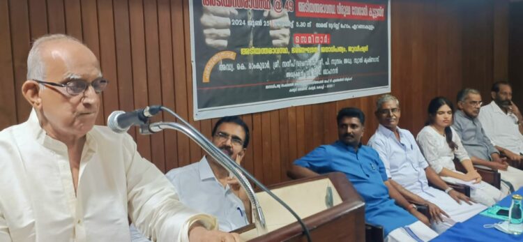 എറണാകുളം   ബിടിഎച്ചില്‍ നടന്ന അടിയന്തരാവസ്ഥ വിരുദ്ധ സേനാനി കൂട്ടായ്മ  അഡ്വ. കെ. രാംകുമാര്‍ ഉദ്ഘാടനം ചെയ്ത് സംസാരിക്കുന്നു.  പി. സുന്ദരം, സന്ദീപ് വാചസ്പതി , ആര്‍. മോഹനന്‍, അഡ്വ. സ്വാതി കൃഷ്ണദാസ് , ഇ. എന്‍. നന്ദകുമാര്‍, ടി. സതീശന്‍ സമീപം