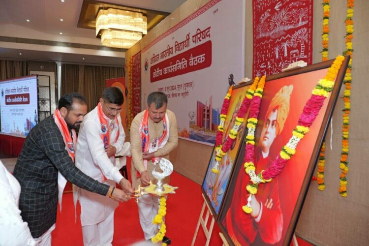 സൂററ്റില്‍ ചേര്‍ന്ന എബിവിപി ദേശീയ എക്‌സിക്യൂട്ടീവ് കൗണ്‍സില്‍ യോഗത്തിന് തുടക്കം കുറിച്ച് ദേശീയ അധ്യക്ഷന്‍ ഡോ. രാജ്ശരണ്‍ ഷാഹി, ജനറല്‍ സെക്രട്ടറി യാജ്ഞവല്‍ക്യ ശുക്ല, സംഘടനാ സെക്രട്ടറി ആശിഷ് ചൗഹാന്‍ എന്നിവര്‍ ദീപം തെളിയിക്കുന്നു