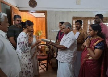 സേവാഭാരതിയുടെ ഭൂദാനം ശ്രേഷ്ഠ ദാനം പദ്ധതിയിലേക്ക് 60 സെന്റ് നല്‍കിയ  ഗോപിനാഥന്‍ നായര്‍ - വിജയമ്മ ദമ്പതികളില്‍ നിന്ന് ആര്‍എസ്എസ് വിഭാഗ് സംഘചാലക് പി. പി. ഗോപി ആധാരം ഏറ്റുവാങ്ങുന്നു