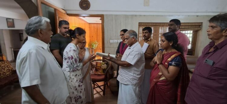 സേവാഭാരതിയുടെ ഭൂദാനം ശ്രേഷ്ഠ ദാനം പദ്ധതിയിലേക്ക് 60 സെന്റ് നല്‍കിയ  ഗോപിനാഥന്‍ നായര്‍ - വിജയമ്മ ദമ്പതികളില്‍ നിന്ന് ആര്‍എസ്എസ് വിഭാഗ് സംഘചാലക് പി. പി. ഗോപി ആധാരം ഏറ്റുവാങ്ങുന്നു