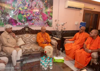 ദക്ഷിണ ദല്ഹിയിലെ ഈസ്റ്റ് കൈലാഷിലുള്ള ഇസ്കോണ് ക്ഷേത്രത്തിലെത്തിയ വിഎച്ച്പി അന്താരാഷ്ട്ര അധ്യക്ഷന് ആചാര്യ ശ്രീമോഹന്രൂപ് ദാസ് പ്രഭുവുമായി കൂടിക്കാഴ്ച നടത്തുന്നു