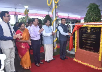 ഗോവ രാജ്ഭവന് മുന്നിലെ വാമനവൃക്ഷകലാ ഉദ്യാനത്തില് ചരക, ശുശ്രുത ലോഹപ്രതിമകളുടെ സ്ഥാപനോദ്ഘാടനം മുഖ്യമന്ത്രി ഡോ.പ്രമോദ് സാവന്ത് നിര്വഹിക്കുന്നു. ഗവര്ണര് പി.എസ്. ശ്രീധരന്പിള്ള സമീപം