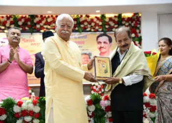 വിദര്ഭയില് മാ ഭാരതി കേ സാരഥി പണ്ഡിറ്റ് ദീന്ദയാല് ഉപാധ്യായ എന്ന പുസ്തകത്തിന്റെ പ്രകാശനവേളയില് ഗ്രന്ഥകാരന് ദയാശങ്കര് തിവാരിയെ ആര്എസ്എസ് സര്സംഘചാലക് ഡോ. മോഹന് ഭാഗവത് ആദരിക്കുന്നു.