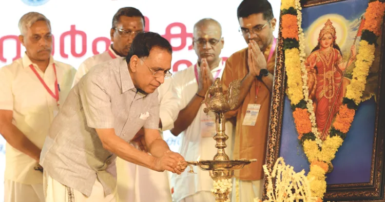 ദേശീയ സേവാഭാരതി സംസ്ഥാന വാര്ഷിക പൊതുയോഗം തൃശൂര് ഭാരതീയ വിദ്യാഭവന് ഹാളില് കല്യാണ് ജൂവല്ലേഴ്സ് എംഡി ടി.എസ്. കല്യാണരാമന് ഉദ്ഘാടനം ചെയ്യുന്നു. ആര്എസ്എസ് ഉത്തരകേരള പ്രാന്തപ്രചാരക് എ. വിനോദ്, അഖില ഭാരതീയ സഹ സേവാ പ്രമുഖ് രാജ്കുമാര് മഠാലെ, ക്ഷേത്രീയ സേവാ പ്രമുഖ് പി.എം. രവികുമാര്, സേവാഭാരതി ജനറല് സെക്രട്ടറി ഡോ. ശ്രീറാം ശങ്കര് എന്നിവര് സമീപം
ദേശീയ സേവാഭാരതി സംസ്ഥാന വാര്ഷിക പൊതുയോഗം തൃശൂര് ഭാരതീയ വിദ്യാഭവന് ഹാളില് കല്യാണ് ജൂവല്ലേഴ്സ് എംഡി ടി.എസ്. കല്യാണരാമന് ഉദ്ഘാടനം ചെയ്യുന്നു. ആര്എസ്എസ് ഉത്തരകേരള പ്രാന്തപ്രചാരക് എ. വിനോദ്, അഖില ഭാരതീയ സഹ സേവാ പ്രമുഖ് രാജ്കുമാര് മഠാലെ, ക്ഷേത്രീയ സേവാ പ്രമുഖ് പി.എം. രവികുമാര്, സേവാഭാരതി ജനറല് സെക്രട്ടറി ഡോ. ശ്രീറാം ശങ്കര് എന്നിവര് സമീപം