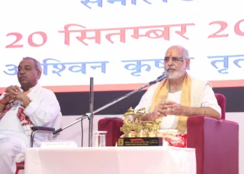 ഹരിയാനയിലെ സമാല്ഖയില് ആരംഭിച്ച വനവാസി കല്യാണാശ്രമം ദേശീയസമ്മേളനത്തില് ഉദ്ഘാടന സഭയില് ഭാഗവതാചാര്യന് രമേശ്ഭായ് ഓഝ സംസാരിക്കുന്നു. ആര്എസ്എസ് സഹസര്കാര്യവാഹ് രാംദത്ത് ചക്രധര് സമീപം.