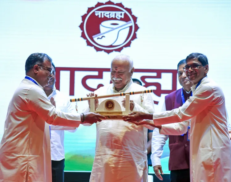 നാദബ്രഹ്‌മ സംഗീത് സന്‍സ്ഥാന്‍ നാഗ്പൂരില്‍ സംഘടിപ്പിച്ച ദേശഭക്തിഗാനമത്സരങ്ങളിലെ വിജയികള്‍ക്ക് പുരസ്‌കാരങ്ങള്‍ സമ്മാനിക്കാനെത്തിയ ആര്‍എസ്എസ് സര്‍സംഘചാലക് ഡോ. മോഹന്‍ ഭാഗവതിനെ ഓടക്കുഴല്‍ നല്കി ആദരിച്ചപ്പോള്‍