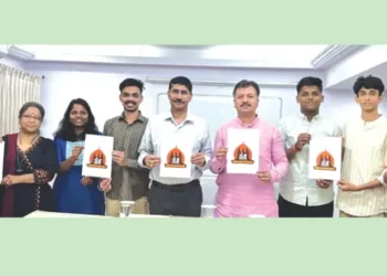 ഗോരഖ്പൂരില് നടക്കുന്ന എബിവിപി 70ാം ദേശീയ സമ്മേളനത്തിന്റെ ലോഗോ ദേശീയ അധ്യക്ഷന് ഡോ. രാജ് ശരണ് ഷാഹി, ദേശീയ സംഘടനാ സെക്രട്ടറി ആശിഷ് ചൗഹാന്, ദേശീയ വനിതാ കോ- ഓര്ഡിനേറ്റര് മനു ശര്മ്മ ഖട്ടാരിയ എന്നിവര് ചേര്ന്ന് പ്രകാശനം ചെയ്തപ്പോള്.