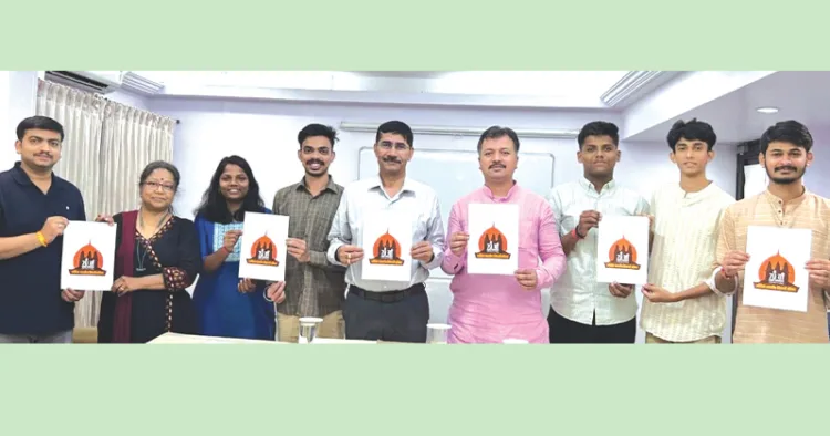 ഗോരഖ്പൂരില് നടക്കുന്ന എബിവിപി 70ാം ദേശീയ സമ്മേളനത്തിന്റെ ലോഗോ ദേശീയ അധ്യക്ഷന് ഡോ. രാജ് ശരണ് ഷാഹി, ദേശീയ സംഘടനാ സെക്രട്ടറി ആശിഷ് ചൗഹാന്, ദേശീയ വനിതാ കോ- ഓര്ഡിനേറ്റര് മനു ശര്മ്മ ഖട്ടാരിയ എന്നിവര് ചേര്ന്ന് പ്രകാശനം ചെയ്തപ്പോള്.