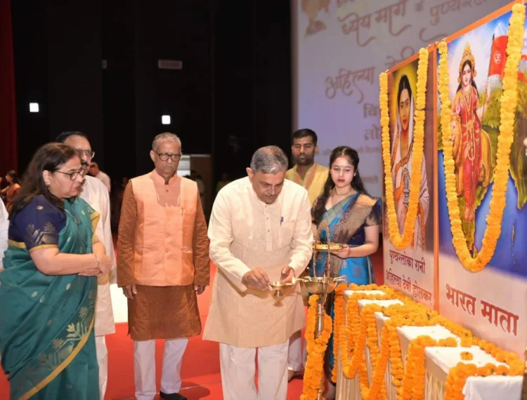 ഗോരഖ്പൂര് വിശ്വസംവാദകേന്ദ്രം രാംഗഡ്തല് യോഗിരാജ് ഗംഭീര്നാഥ് ഓഡിറ്റോറിയത്തില് സംഘടിപ്പിച്ച പുണ്യശ്ലോക അഹല്യബായ് ഹോള്ക്കര് പ്രത്യേക പതിപ്പ് പ്രകാശന സമ്മേളനം ആര്എസ്എസ് സര്കാര്യവാഹ് ദത്താത്രേയ ഹൊസബാളെ ഉദ്ഘാടനം ചെയ്യുന്നു.