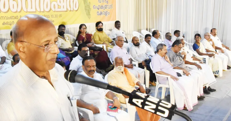 മുനമ്പം സമരത്തിന് ഐക്യദാര്ഢ്യം പ്രഖ്യാപിച്ച് ഹിന്ദുഐക്യവേദിയുടെ ആഭിമുഖ്യത്തില് എറണാകുളം കലൂര് എ.ജെ. ഹാളില് സംഘടിപ്പിച്ച ജനകീയ കണ്വെന്ഷന് ഉദ്ഘാടനം ചെയ്ത് ജസ്റ്റിസ് എം. രാമചന്ദ്രന് സംസാരിക്കുന്നു. വത്സന് തില്ലങ്കേരി, പദ്മശ്രീ എം.കെ. കുഞ്ഞോല്മാഷ്, എം.വി. ബെന്നി, ഡോ. കെ.എസ്. രാധാകൃഷ്ണന്, കുമ്മനം രാജേഖരന്, കെ.പി. ശശികല ടീച്ചര്, എം. രാധാകൃഷ്ണന്, എസ്.ജെ.ആര്. കുമാര് തുടങ്ങിയവര് സമീപം