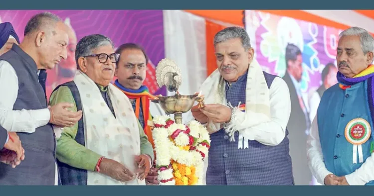 അമൃത്സറില് സഹകാര്ഭാരതി ദേശീയ സമ്മേളനം ആര്എസ്എസ് സര്കാര്യവാഹ് ദത്താത്രേയ ഹൊസബാളെ ഉദ്ഘാടനം ചെയ്യുന്നു. സഹകാര്ഭാരതി ദേശീയ പ്രസിഡന്റ് ദീനാനാഥ് ഠാക്കൂര്, പഞ്ചാബ് ഗവര്ണര് ഗുലാബ്ചന്ദ് കട്ടാരിയ, പഞ്ചാബ് അധ്യക്ഷന് ബല്റാം ദാസ് ബാവ, ദേശീയ ജനറല് സെക്രട്ടറി ഉദയ് വാസുദേവ് ജോഷി എന്നിവര് സമീപം