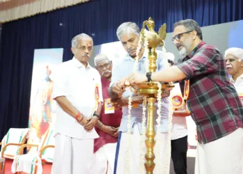 എളമക്കര ഭാസ്കരീയ കണ്വെന്ഷന് സെന്ററില് വിശ്വസംവാദ കേന്ദ്രത്തിന്റെ വാര്ഷിക പരിപാടിയായ ലക്ഷ്യ 2005 മുന് ഡിജിപി ജേക്കബ് തോമസ് ഉദ്ഘാടനം ചെയ്യുന്നു. പ്രജ്ഞാപ്രവാഹ് ദേശീയ സംയോജകന് ജെ. നന്ദകുമാര്, ആര്എസ്എസ് ക്ഷേത്രീയ പ്രചാര് പ്രമുഖ് ജെ. ശ്രീറാം, കെ.സി. നരേന്ദ്രന്, ദക്ഷിണ പ്രന്തസംഘചാലക് പ്രൊഫ. എം.എസ്. രമേശന് എന്നിവര് സമീപം.