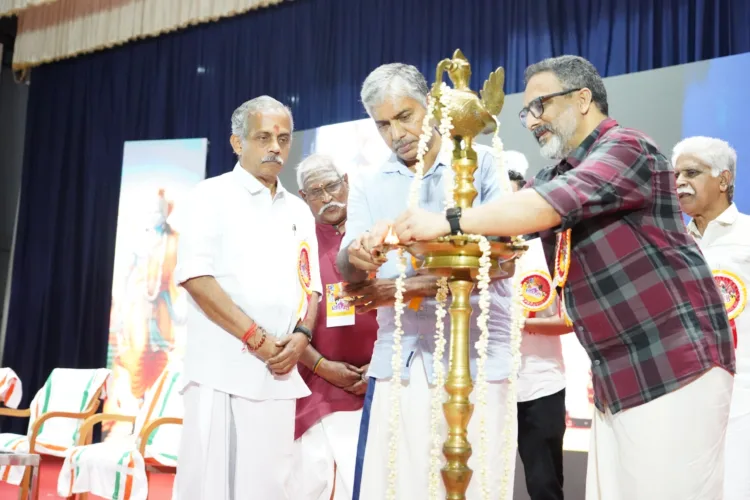 എളമക്കര ഭാസ്കരീയ കണ്വെന്ഷന് സെന്ററില് വിശ്വസംവാദ കേന്ദ്രത്തിന്റെ വാര്ഷിക പരിപാടിയായ ലക്ഷ്യ 2005 മുന് ഡിജിപി ജേക്കബ് തോമസ് ഉദ്ഘാടനം ചെയ്യുന്നു. പ്രജ്ഞാപ്രവാഹ് ദേശീയ സംയോജകന് ജെ. നന്ദകുമാര്, ആര്എസ്എസ് ക്ഷേത്രീയ പ്രചാര് പ്രമുഖ് ജെ. ശ്രീറാം, കെ.സി. നരേന്ദ്രന്, ദക്ഷിണ പ്രന്തസംഘചാലക് പ്രൊഫ. എം.എസ്. രമേശന് എന്നിവര് സമീപം.