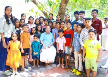 ജന്മനാട്ടിലെ ബാലഗോകുലത്തിലെ കുരുന്നുകള്‍ക്കൊപ്പം എംഎ സാര്‍