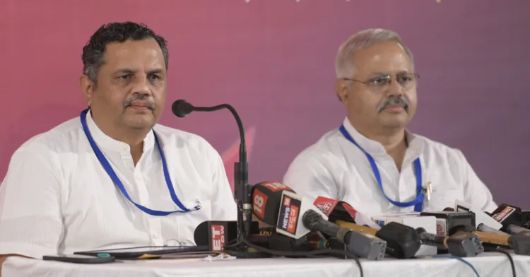 പ്രതിനിധിസഭയ്ക്ക് മുന്നോടിയായി ആർഎസ്എസ് സഹ സർകാര്യവാഹ് സി.ആർ. മുകുന്ദ വാർത്താ സമ്മേളനം നടത്തുന്നു. അഖില ഭാരതീയ പ്രചാർ പ്രമുഖ് സുനിൽ ആംബേക്കർ സമീപം