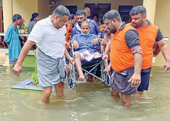 വീട്ടിൽ വെള്ളം കയറിയതിനെ തുടർന്ന് ആലപ്പുഴ വെളിയനാട് ബ്ലോക്ക് പഞ്ചായത്ത് പ്രസിഡന്റ് വി.കെ. വേണുഗോപാലിനെ സുരക്ഷിത സ്ഥലത്തേക്ക് മാറ്റുന്നു.