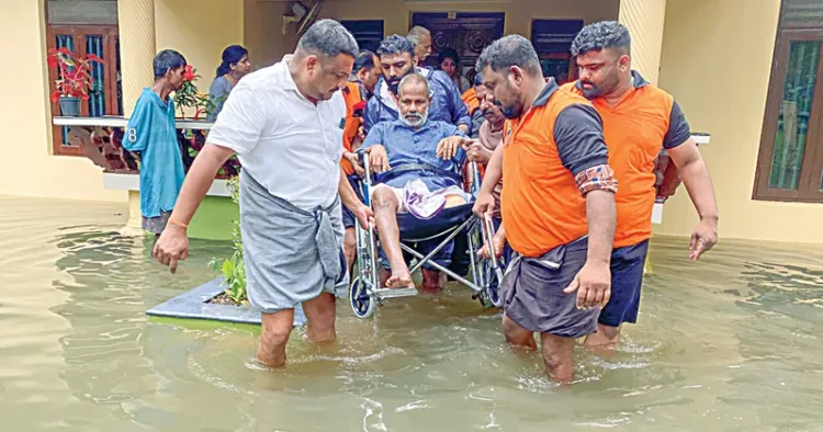 വീട്ടിൽ വെള്ളം കയറിയതിനെ തുടർന്ന് ആലപ്പുഴ വെളിയനാട് ബ്ലോക്ക് പഞ്ചായത്ത് പ്രസിഡന്റ് വി.കെ. വേണുഗോപാലിനെ സുരക്ഷിത സ്ഥലത്തേക്ക് മാറ്റുന്നു.