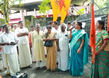 ലവ് ജിഹാദ് പ്രതിയെ അറസ്റ്റ് ചെയ്യാത്ത പോലീസ് നടപടിക്കെതിരെ റൂറൽ എസ് പി ഓഫീസിലേക്ക് ഹിന്ദു ഐക്യവേദി, വിശ്വഹിന്ദു പരിഷത്ത് നേതൃത്വത്തിൽ നടന്ന പ്രതിഷേധ മാർച്ച് പോലീസ് തടഞ്ഞതിനെ തുടർന്ന് പ്രതിഷേധ യോഗം മഹിളാ ഐക്യവേദി സംസ്ഥാന പ്രസിഡന്റ് ബിന്ദു മോഹൻ ഉദ്ഘാടനം ചെയ്തു സംസാരിക്കുന്നു.