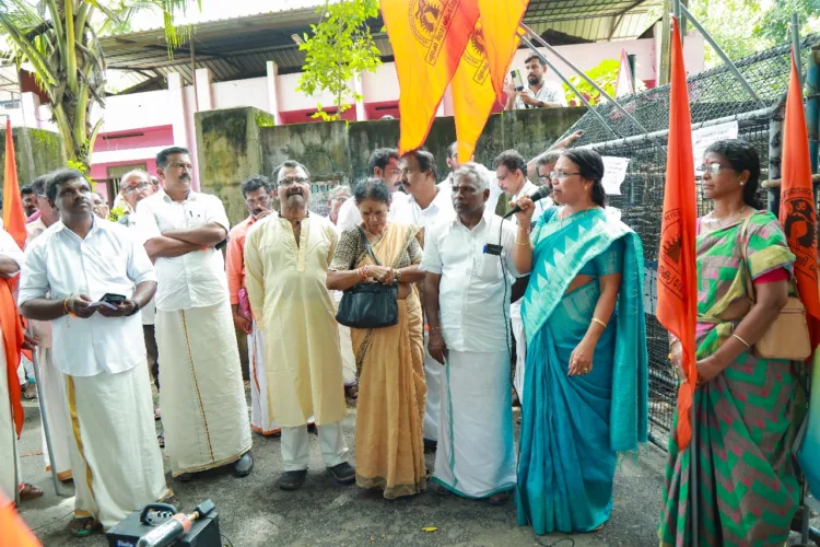 ലവ് ജിഹാദ് പ്രതിയെ അറസ്റ്റ് ചെയ്യാത്ത പോലീസ് നടപടിക്കെതിരെ റൂറൽ എസ് പി ഓഫീസിലേക്ക് ഹിന്ദു ഐക്യവേദി, വിശ്വഹിന്ദു പരിഷത്ത് നേതൃത്വത്തിൽ നടന്ന പ്രതിഷേധ മാർച്ച് പോലീസ് തടഞ്ഞതിനെ തുടർന്ന് പ്രതിഷേധ യോഗം മഹിളാ ഐക്യവേദി സംസ്ഥാന പ്രസിഡന്റ് ബിന്ദു മോഹൻ ഉദ്ഘാടനം ചെയ്തു സംസാരിക്കുന്നു.